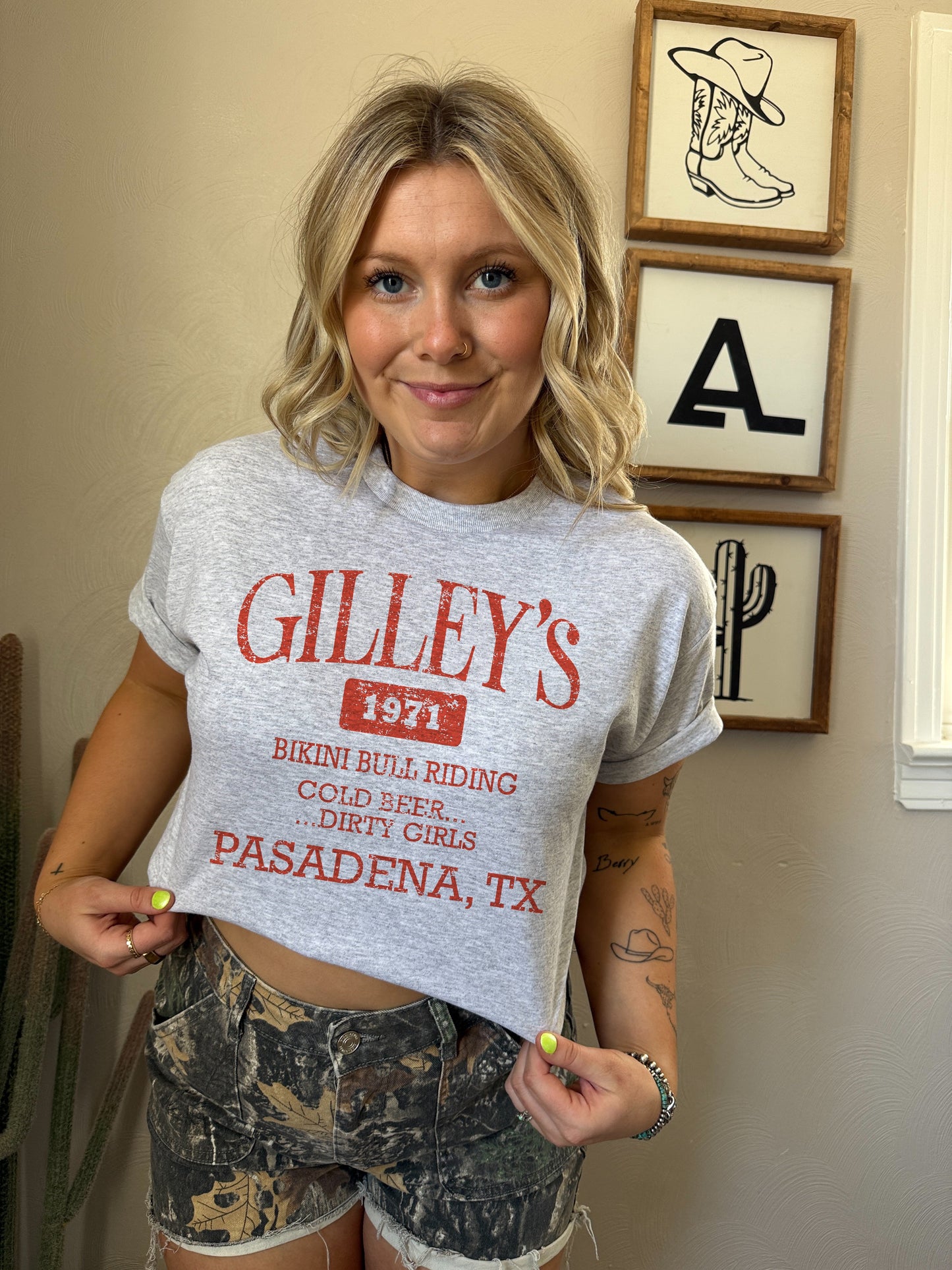 GILLEY’S TEE/CREW